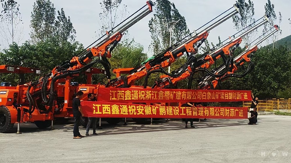白象山 掘进钻车.jpg